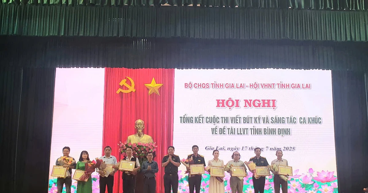 ពិធី​ប្រគល់​រង្វាន់​សម្រាប់​ការ​ប្រលង​សរសេរ​តែង​និពន្ធ​បទ​ចម្រៀង​អំពី​កង​កម្លាំង​ប្រដាប់​អាវុធ