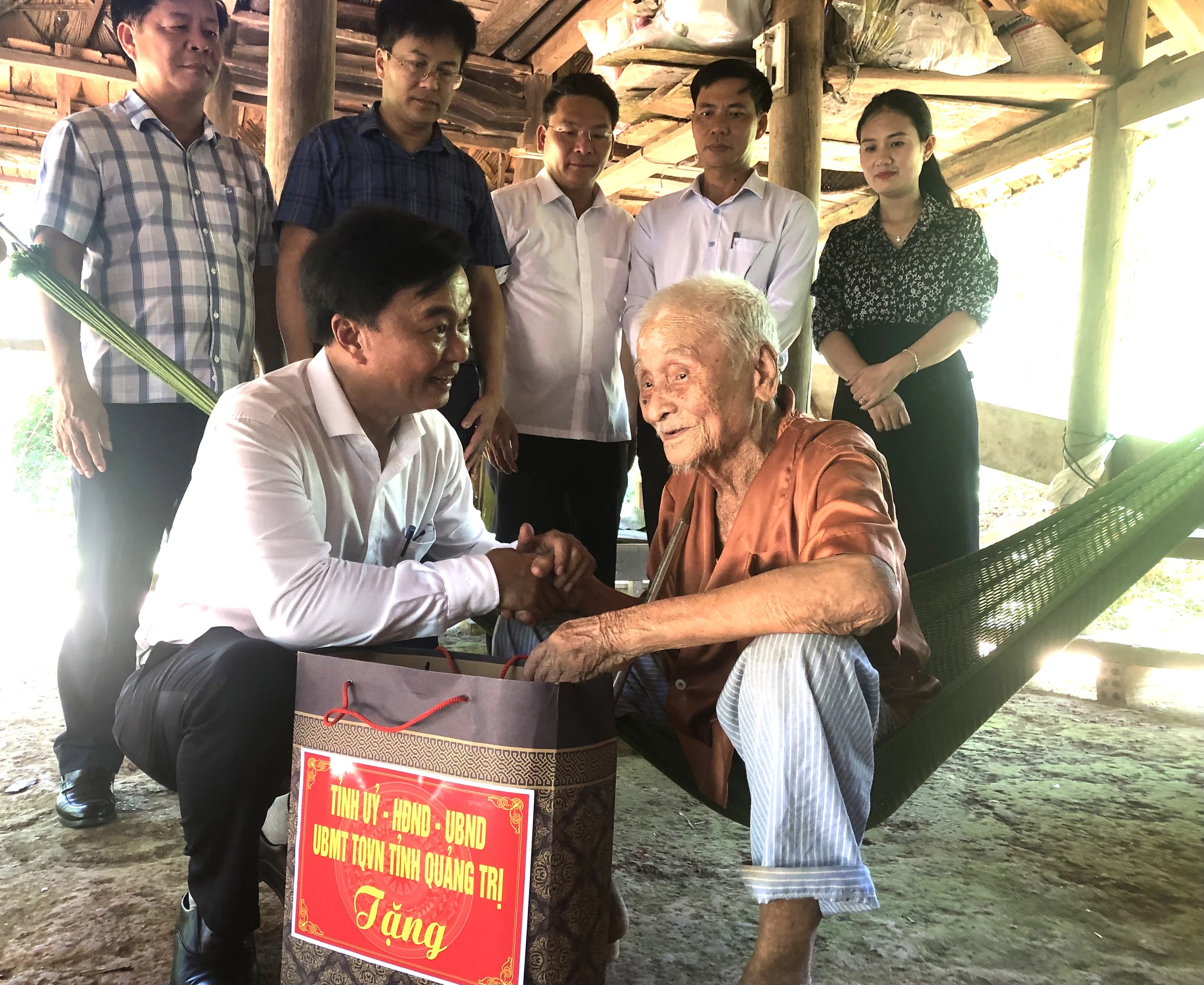 Phó Chủ tịch Thường trực HĐND tỉnh thăm, tặng quà gia đình có công với cách mạng