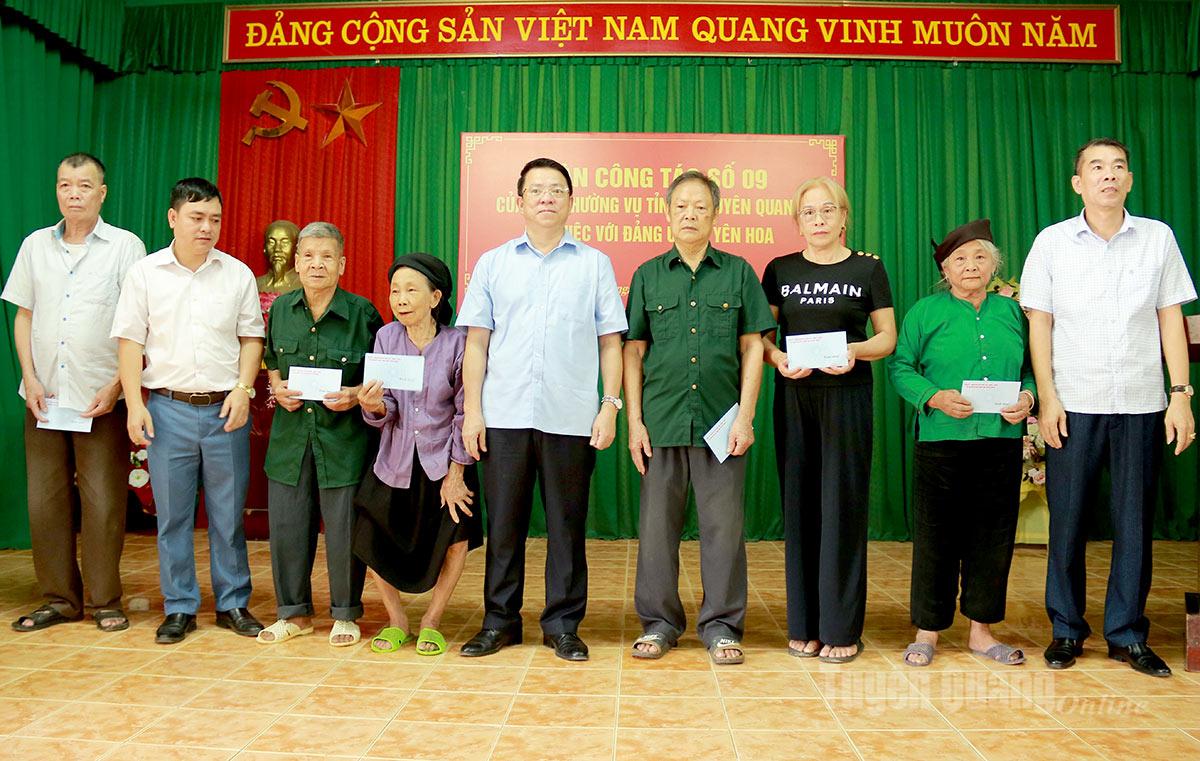 សមមិត្ត Tran Manh Loi សមាជិកគណៈកម្មាធិការអចិន្ត្រៃយ៍បក្សខេត្ត ប្រធានមន្ទីរឃោសនាការ និងចលនាមហាជននៃគណៈកម្មាធិការបក្សខេត្ត បានជូនអំណោយដល់គ្រួសារគោលនយោបាយ និងប្រជាជនជាទីសក្ការៈនៃឃុំ Yen Hoa។