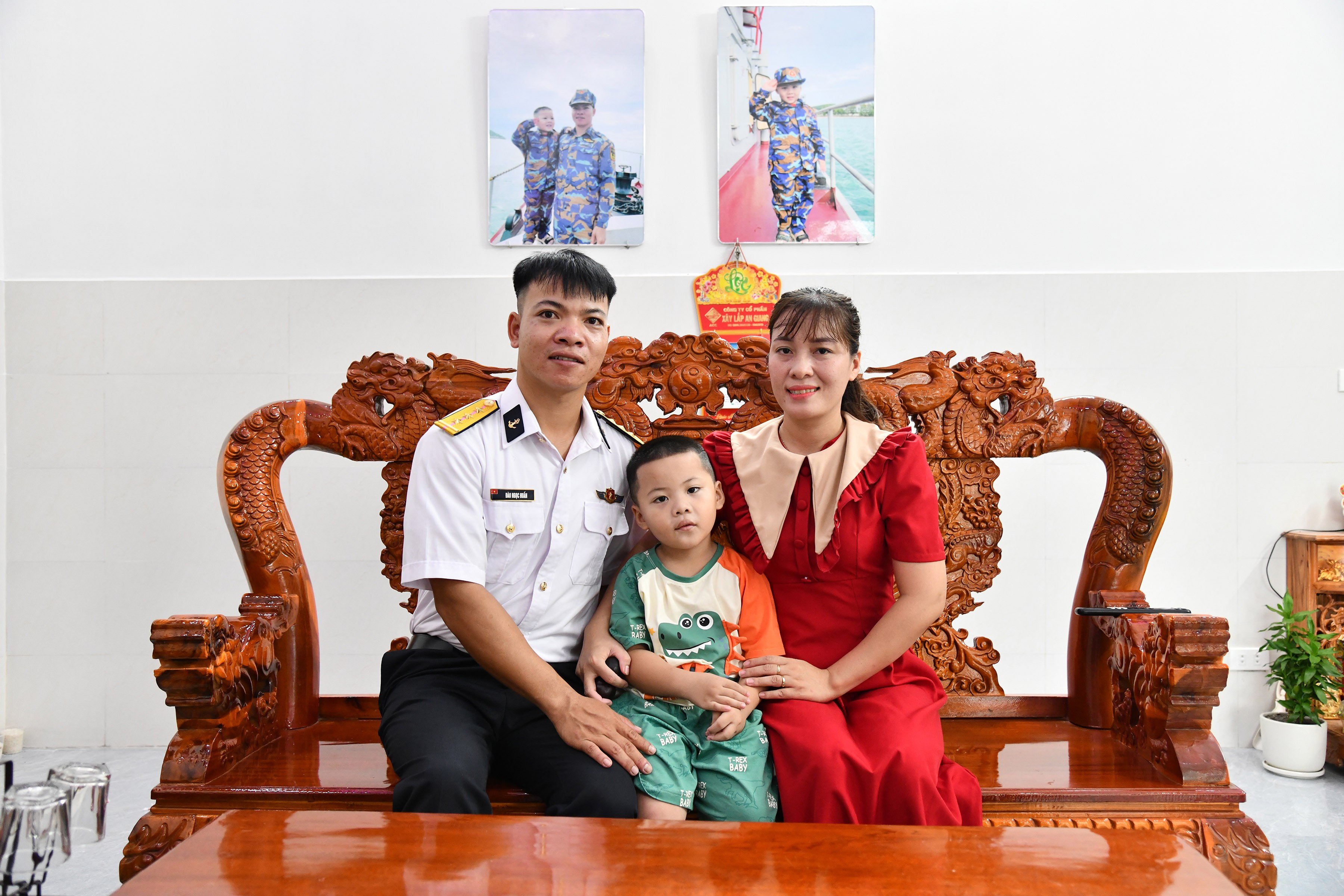 Niềm vui của gia đình Trung úy Quân nhân chuyên nghiệp Đào Ngọc Huấn trong ngày về ở ngôi nhà mới. (Ảnh: Kiên Định)