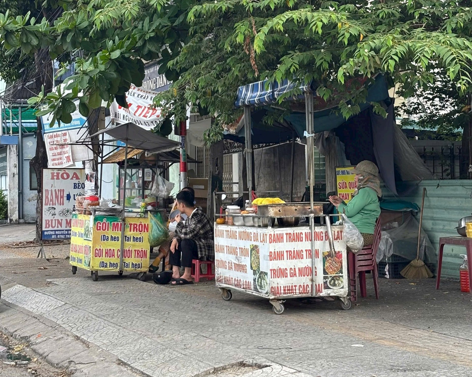 Nhiều xe hàng rong với đủ loại đồ ăn vặt không được bảo quản đúng cách. Ảnh: KHÁNH NGÂ