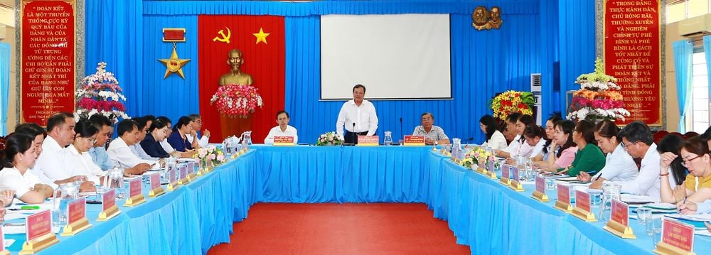 Genosse Le Van Han – stellvertretender Sekretär des Provinzparteikomitees, Vorsitzender des Provinzkomitees der Vietnamesischen Vaterländischen Front – arbeitete mit dem Parteikomitee der Kommune Cang Long an den Vorbereitungen für die Organisation des Kommunalparteitags für die Amtszeit 2025–2030.