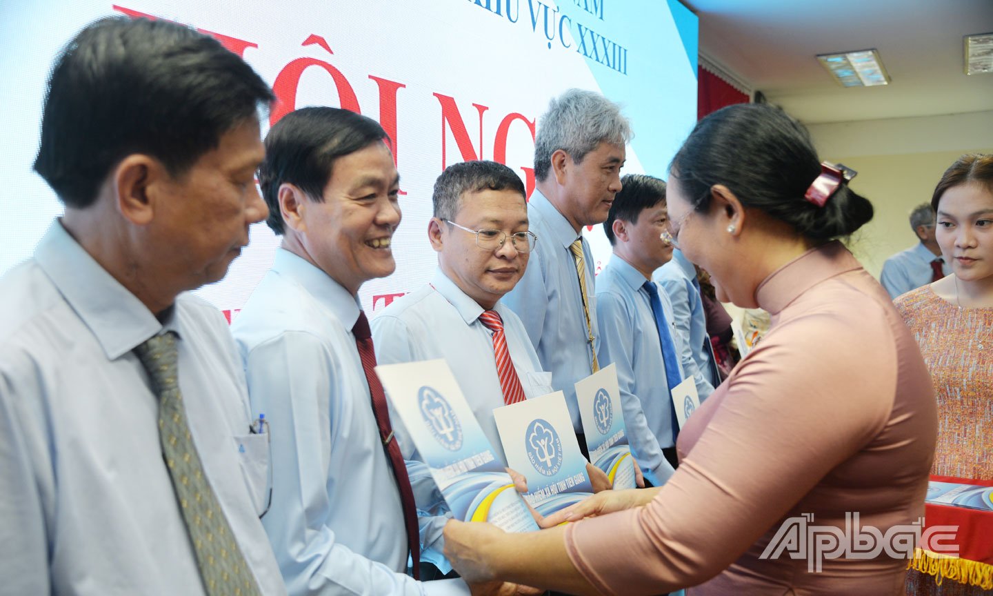  Đại diện lãnh đạo BHXH cơ sở Hòa Long nhận khen thưởng của BHXH tỉnh Đồng Tháp vì có thành tích xuất sắc trong thực hiện các phong trào thi đua yêu nước của ngành BHXH Việt Nam giai đoạn  2020 - 2025.