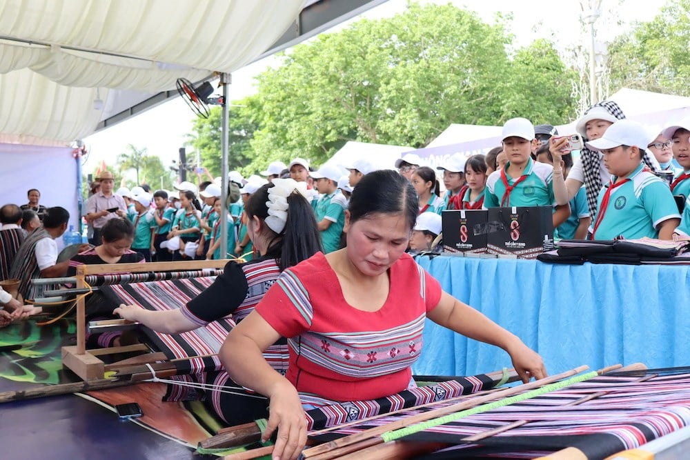 មេរៀនទី១-ការរួមដៃគ្នានាំយកវប្បធម៌ប្រពៃណីចូលសាលា-រូបថត១