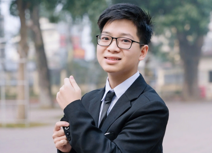 Nguyễn Duy Phong, học sinh trường THPT Chương Mỹ A (Hà Nội) là một trong tám thủ khoa khối A00 (Toán, Lý, Hoá) với số điểm tuyệt đối 30/30. Trước đó, Phong còn là thủ khoa thi đánh giá năng lực của Đại học Quốc gia Hà Nội, với số điểm 130/150 điểm. Nam sinh cũng từng thi đạt 90,54/100 điểm đánh giá tư duy của Đại học Bách khoa Hà Nội, đứng thứ 4 trong gần 19.000 thí sinh cùng đợt. Duy Phong dự định đăng ký vào Đại học Bách khoa Hà Nội.