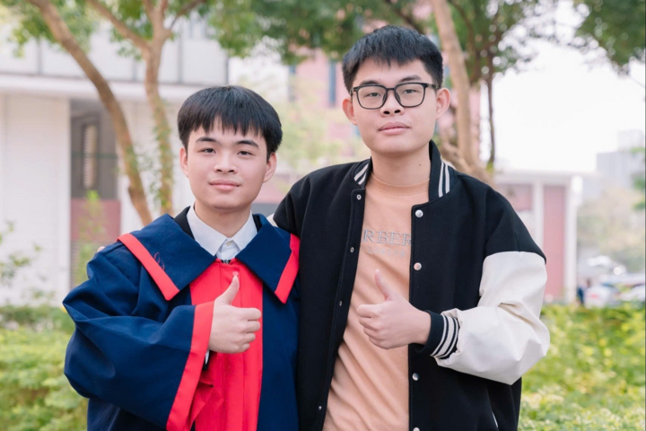 Nguyễn Quang Minh, học sinh lớp chuyên Toán 2, trường THPT chuyên Bắc Ninh (Bắc Ninh) cũng là thủ khoa khối A00 với điểm tuyệt đối 30/30. Nam sinh dự định đăng ký xét tuyển vào các ngành Công nghệ thông tin, Trí tuệ nhân tạo của Đại học Bách khoa Hà Nội.