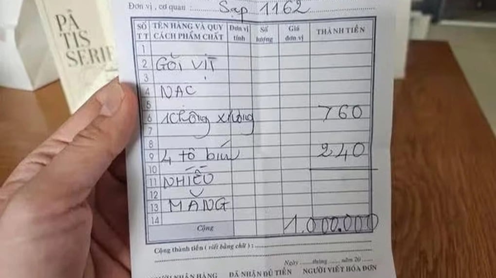 Quán vịt ở chợ Bến Thành bán 4 tô bún, gỏi vịt giá 1 triệu đồng  - 2