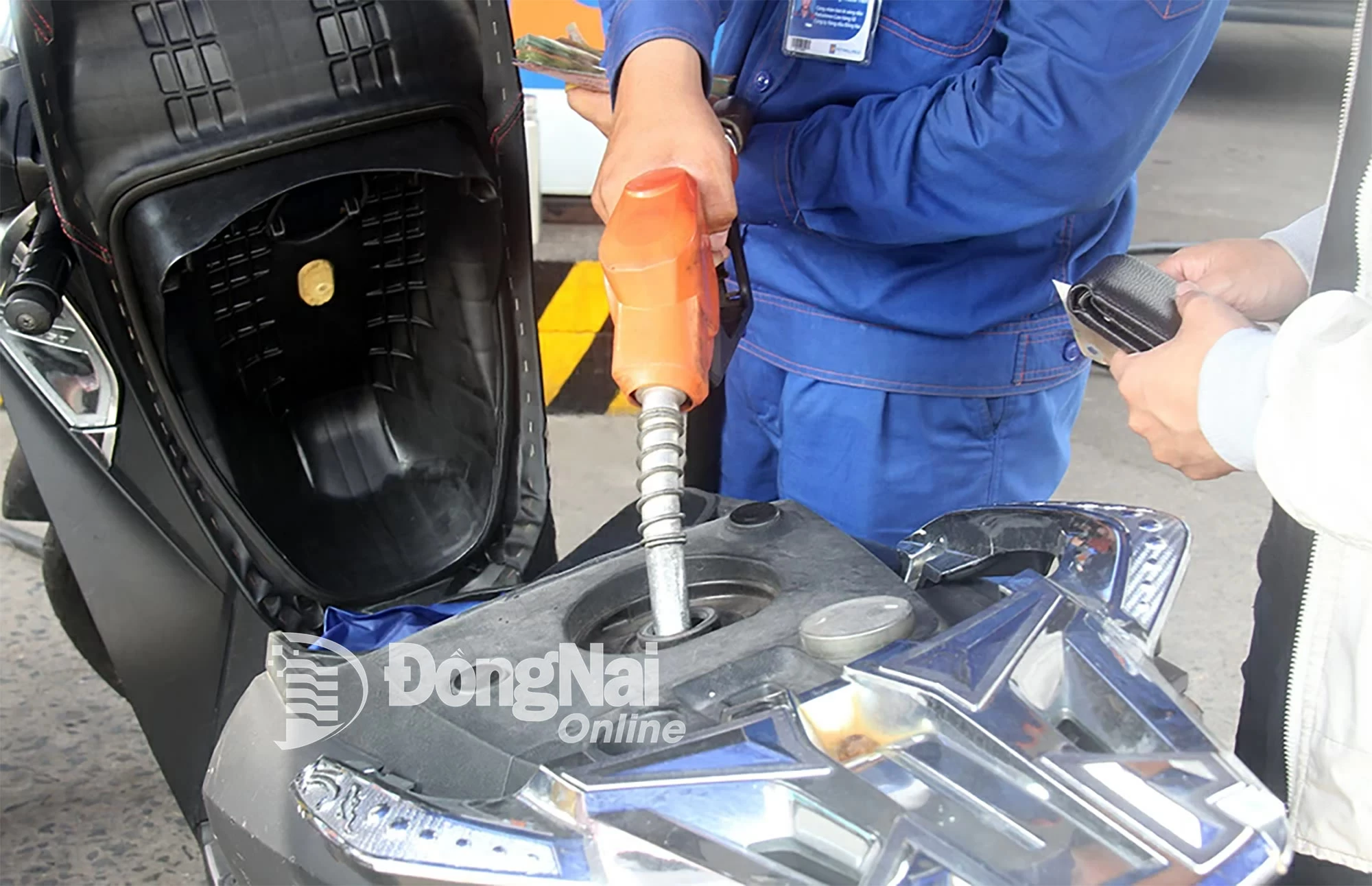 Giá nhiều loại xăng, dầu giảm nhẹ, xăng RON 95 trở lại dưới mức 20 ngàn đồng/lít