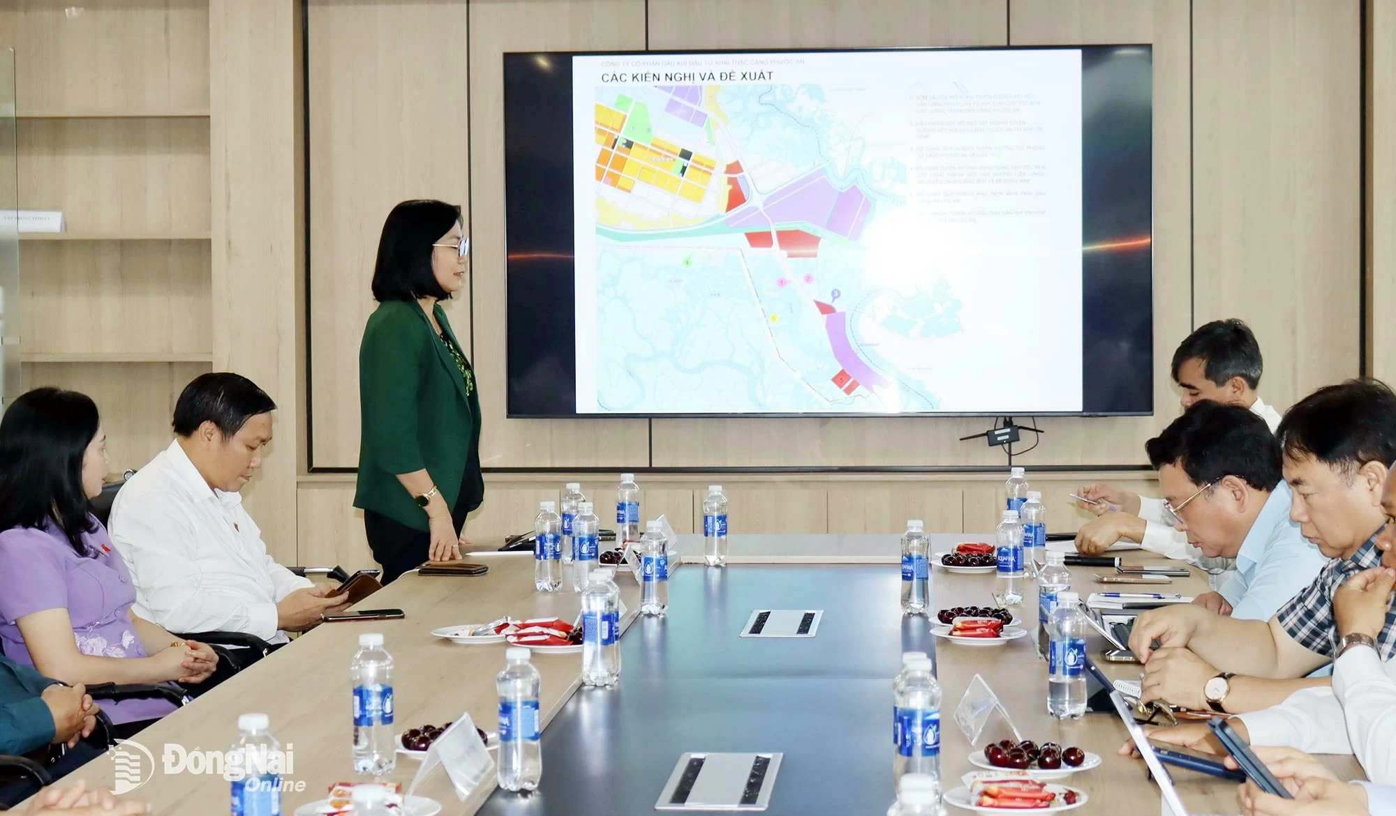 Tỉnh ủy viên, Phó chủ tịch UBND tỉnh Nguyễn Thị Hoàng trao đổi tại buổi làm việc với Công ty CP Dầu khí đầu tư khai thác Cảng Phước An. Ảnh: Hoàng Lộc