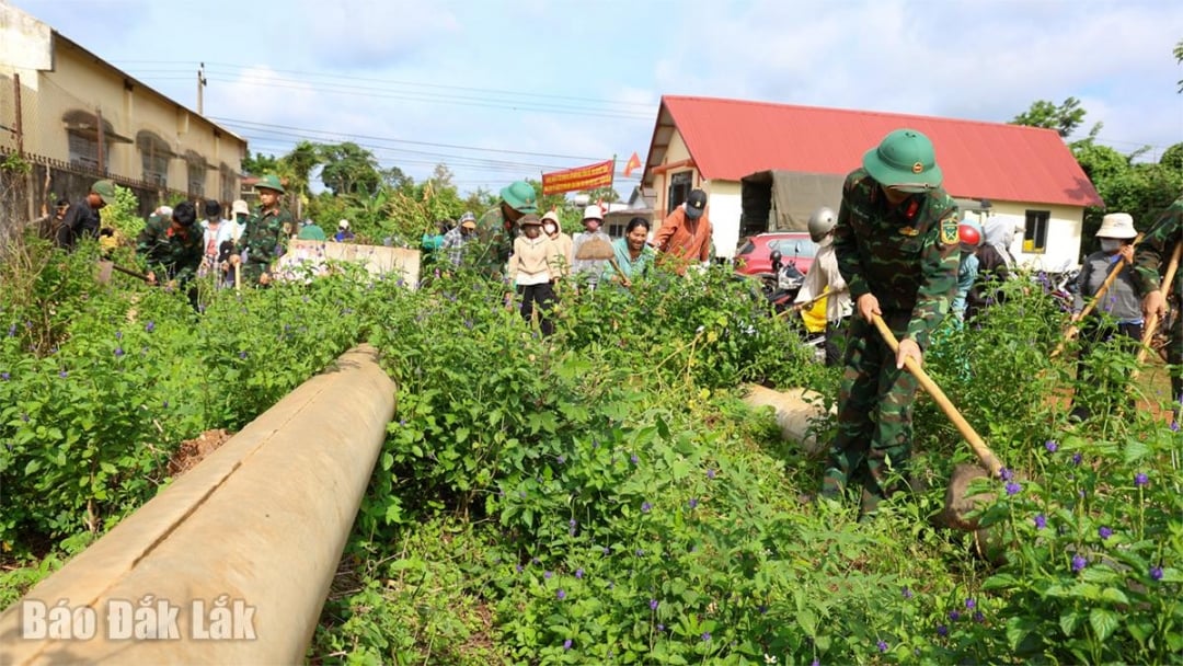 Chiến sĩ Lữ đoàn Đặc công 198 cùng người dân tổng dọn vệ sinh môi trường khu vực nhà cộng đồng buôn Kang.