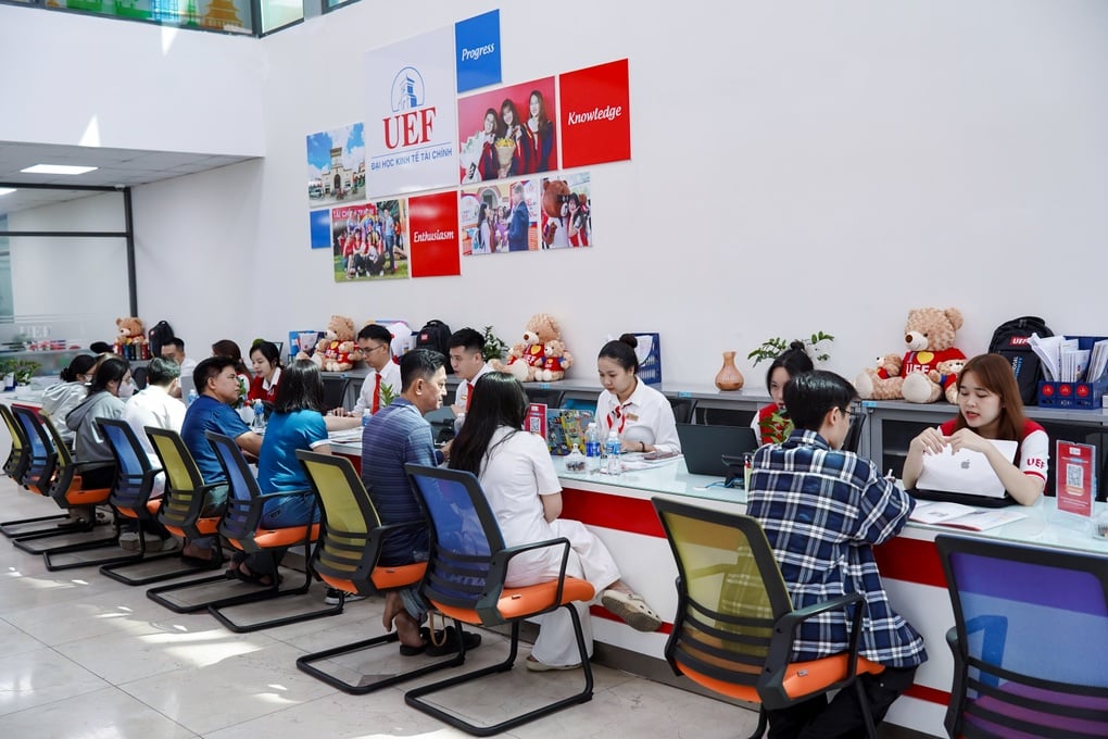 Nhiều thí sinh chuyển hướng xét học bạ sau khi biết điểm thi tốt nghiệp THPT - 1