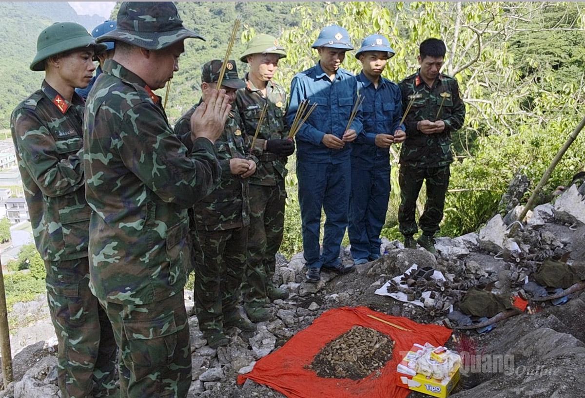 Đội tìm kiếm quy tập hài cốt liệt sỹ, Bộ CHQS tỉnh tiến hành các thủ tục cất bốc hài cốt liệt sỹ theo đúng quy trình, nghi lễ quân đội.