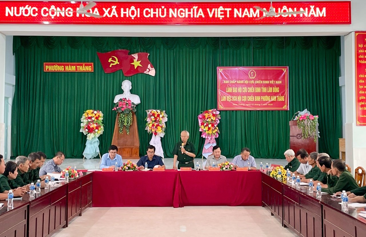 Đoàn công tác làm việc tại Hội CCB phường Hàm Thắng