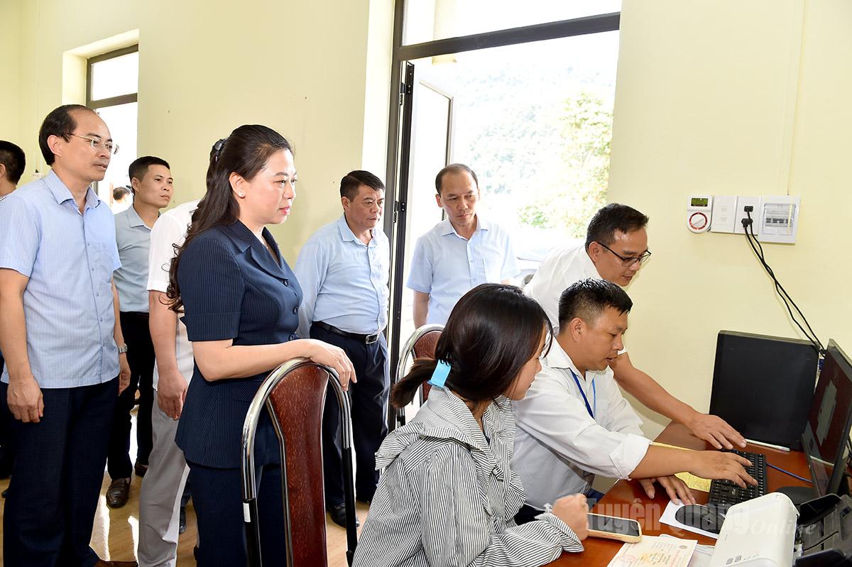 Đồng chí Phó Bí thư Thường trực Tỉnh ủy Lê Thị Kim Dung kiểm tra công tác giải quyết TTHC cho người dân tại Trung tâm phục vụ hành chính công xã Tùng Vài.