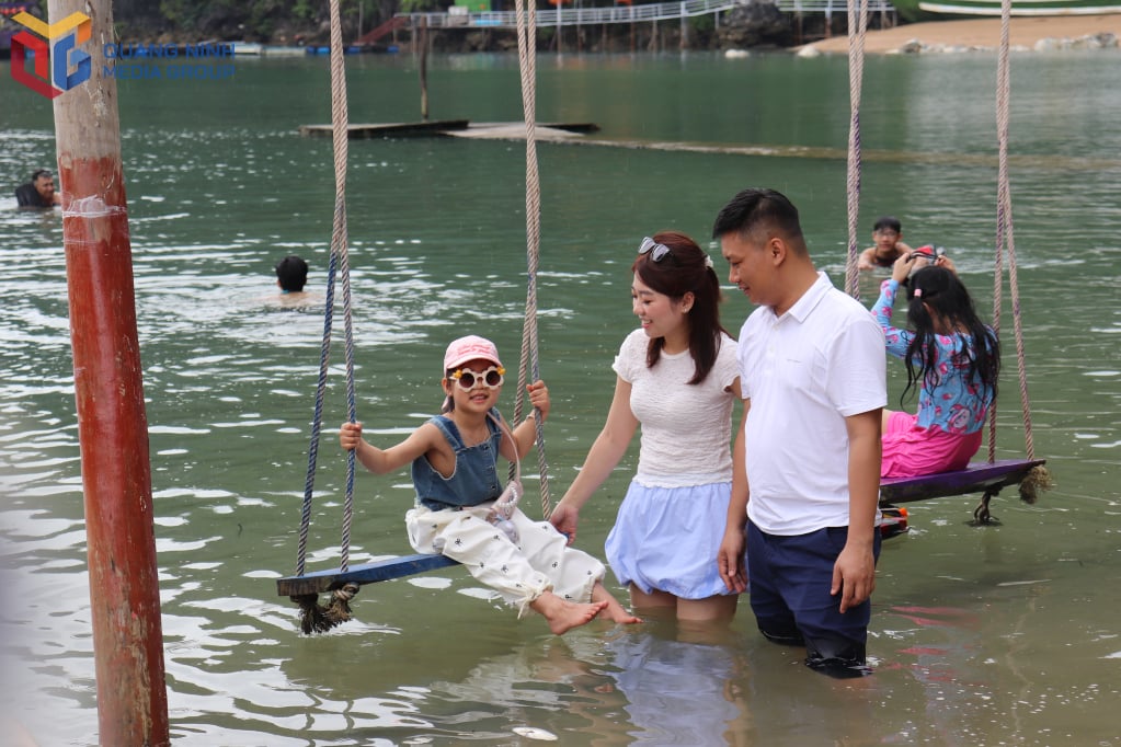 Du khách vui chơi, trải nghiệm tại điểm đảo trong tuyến tham quan vịnh Bái Tử Long.