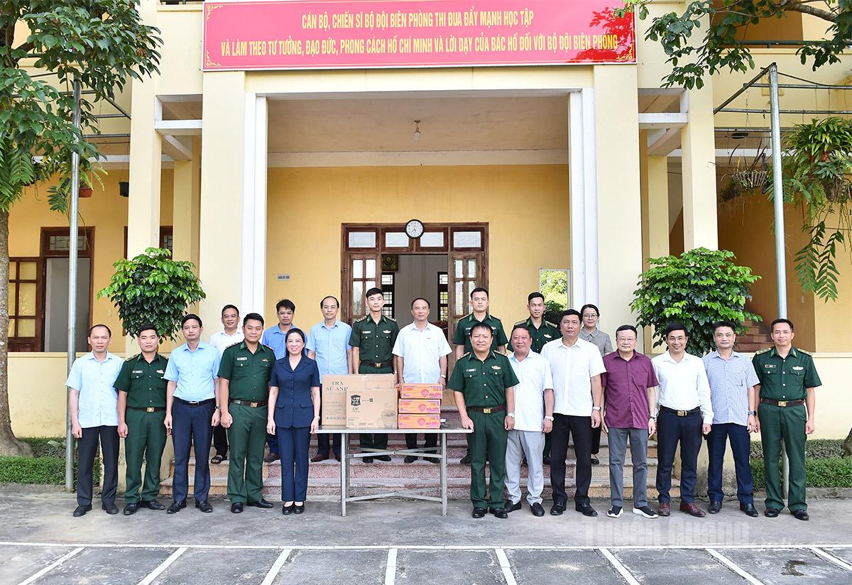 Đồng chí Lê Thị Kim Dung, Phó Bí thư Thường trực Tỉnh ủy và Đoàn công tác tặng quà cán bộ, chiến sĩ Đồn Biên phòng Tùng Vài.
