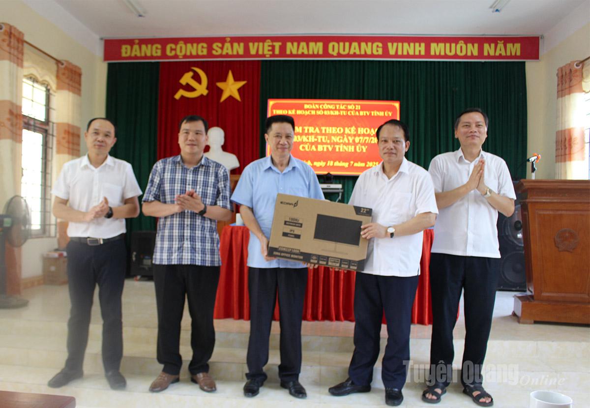 Đồng chí Vân Đình Thảo, Ủy viên Ban Thường vụ Tỉnh ủy, Giám đốc Sở Tài chính cùng đoàn công tác tặng 1 bộ máy tính cho xã Nậm Dịch. Ảnh: Hồng Hà