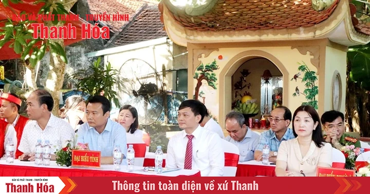 Dâng hương tưởng nhớ các vị thần được phối thờ tại đền Hạ