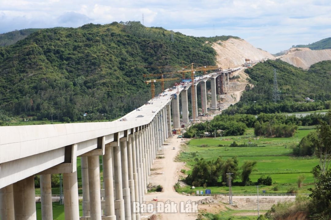 Cầu Kỳ Lộ có khối lượng thi công lớn và phức tạp nhất trên tuyến Cao tốc Bắc - Nam phía đôn