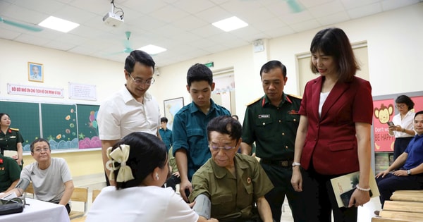 Hoan Kiem: Giving gifts, medical examination and treatment, showing gratitude to families of war invalids and martyrs