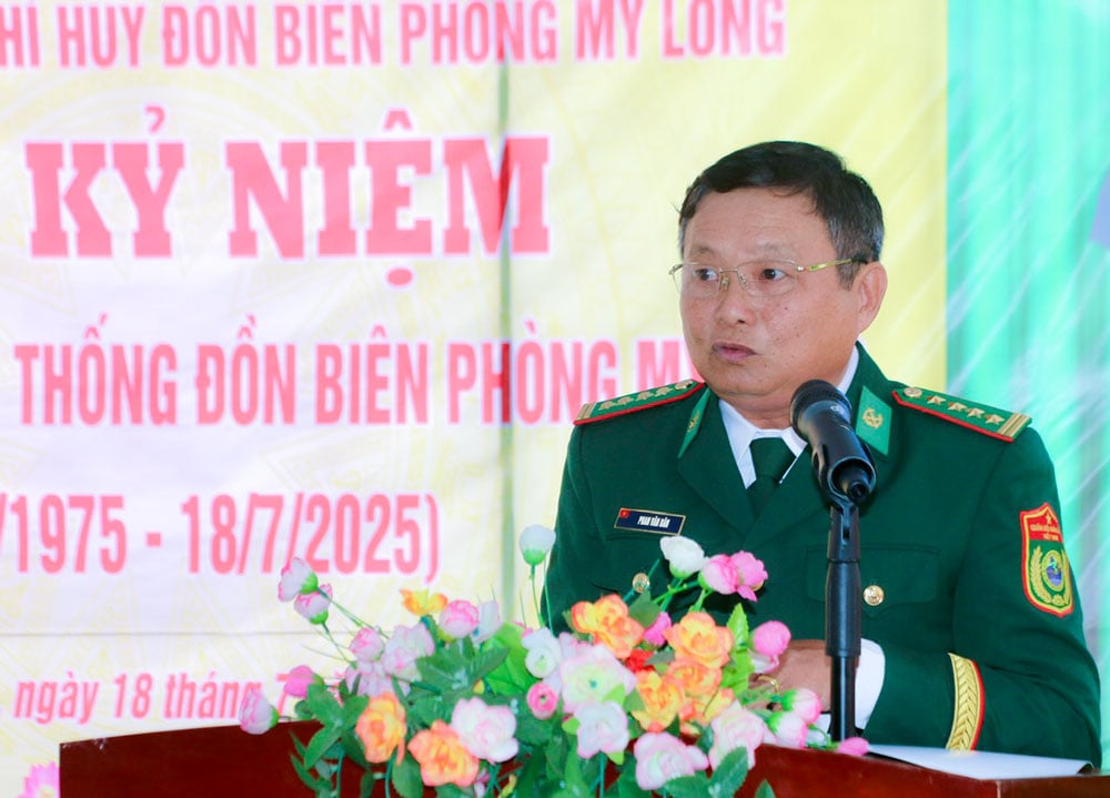 Đại tá Phan Văn Rân- nguyên Chính trị viên Đồn Biên phòng Mỹ Long phát biểu tại buổi họp mặt.