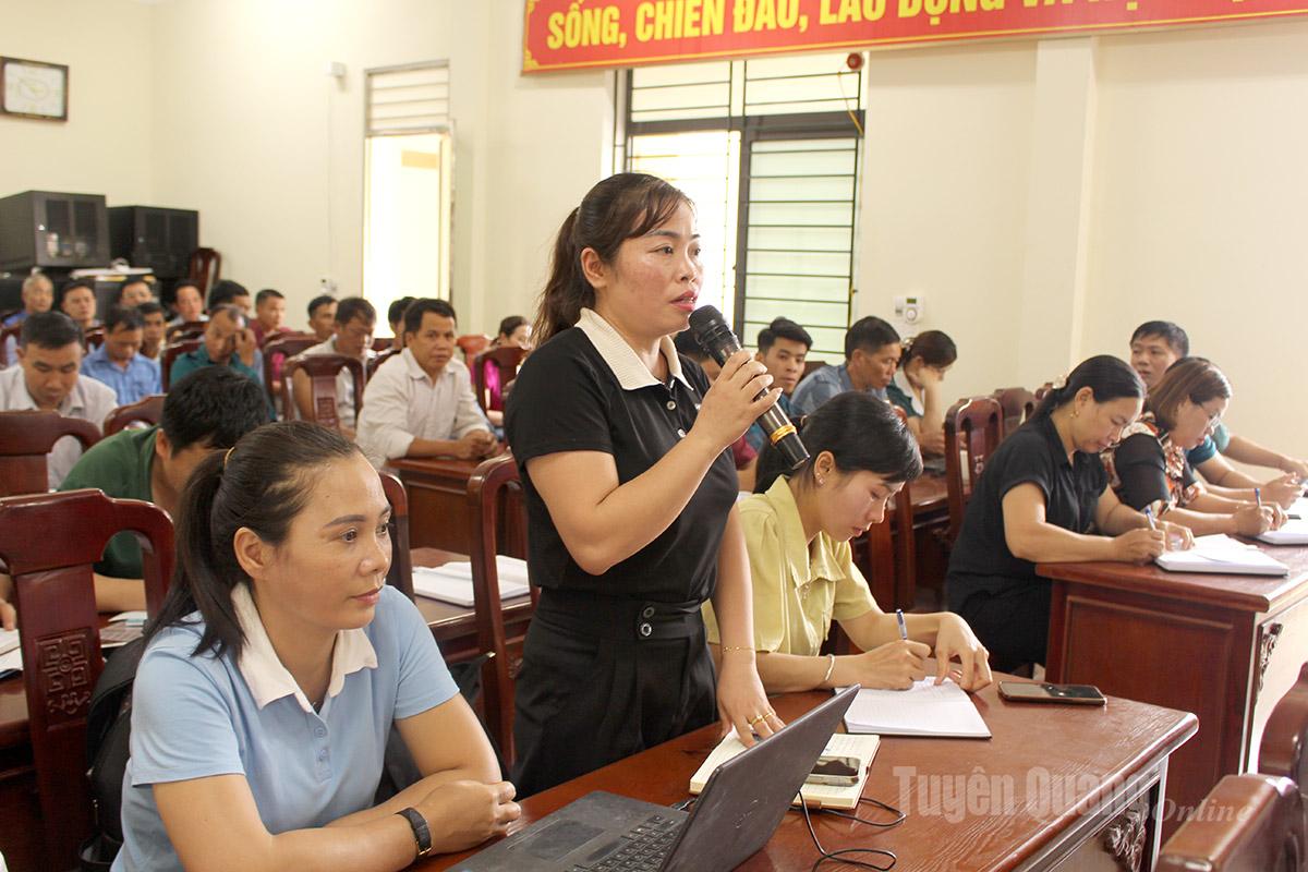 Cử tri xã Pờ Ly Ngài nêu kiến nghị với đại biểu HĐND tỉnh.