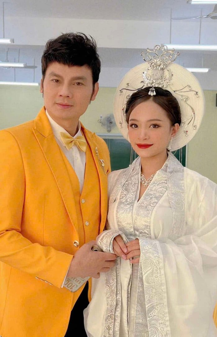 Diễn viên Di Oanh – Học trò NSND Hồng Vân tạo dấu ấn trong nhạc kịch "Đám giỗ, đám quải" - Ảnh 4.