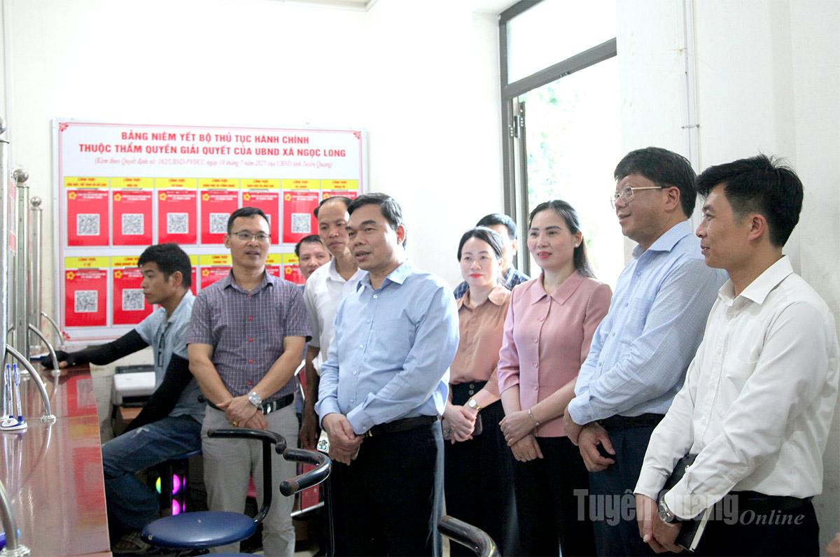 Đoàn công tác kiểm tra hoạt động Trung tâm phục vụ hành chính công xã.