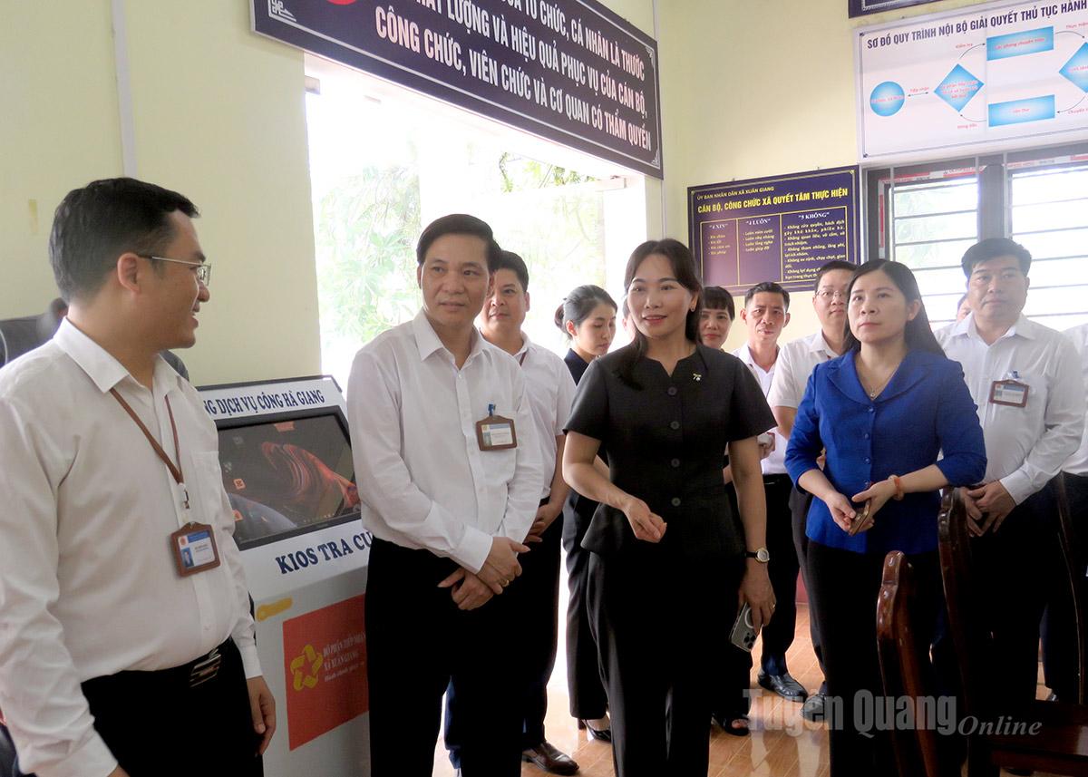 Đồng chí Nông Thị Bích Huệ, Ủy viên Ban Thường vụ Tỉnh ủy, Phó Bí thư Thường trực chuyên trách Đảng ủy UBND tỉnh kiểm tra hoạt động tại Trung tâm phục vụ hành chính công xã Xuân Giang. Ảnh: Hồng Nhung