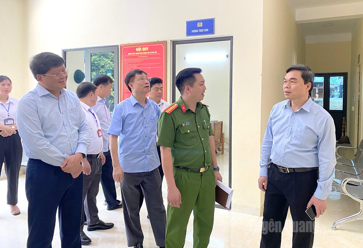 Đoàn công tác thăm cơ sở vật chất của Công an xã Du Già.