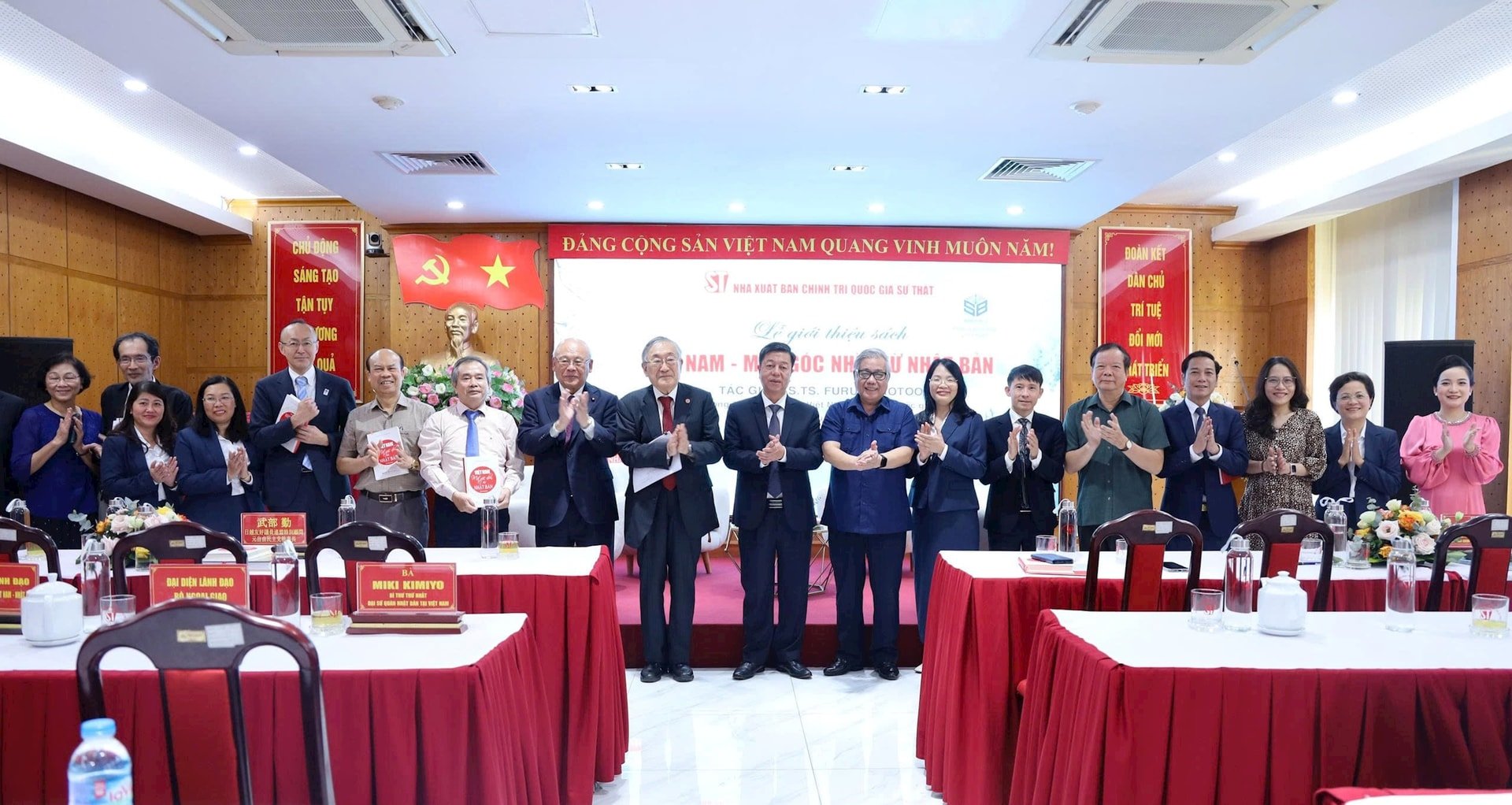 អ្នកតំណាង-at-the-exchange.jpg