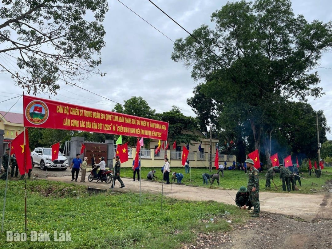 Cán bộ, chiến sĩ Trung đoàn 584 làm công tác dân vận tại địa bàn xã Hòa Phú.