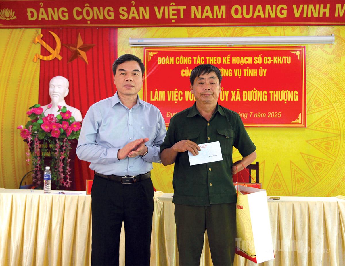 Đồng chí Phó Bí thư Tỉnh ủy Ma Thế Hồng tặng quà cựu chiến binh xã Đường Thượng.