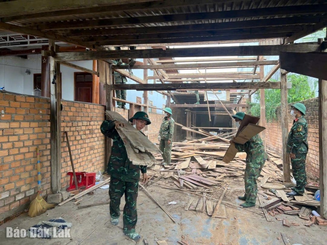 Cán bộ, chiến sĩ Ban Chỉ huy Phòng thủ Khu vực 3 - Ea Súp giúp dân 