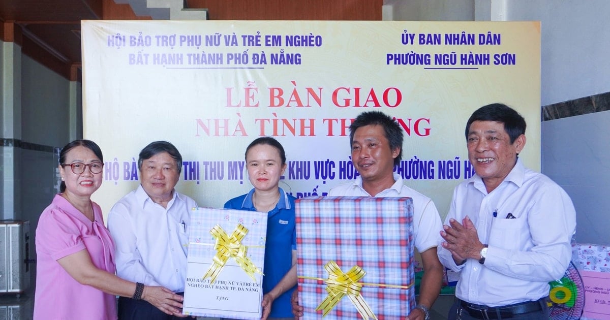 Handing over houses to disadvantaged women in Ngu Hanh Son ward