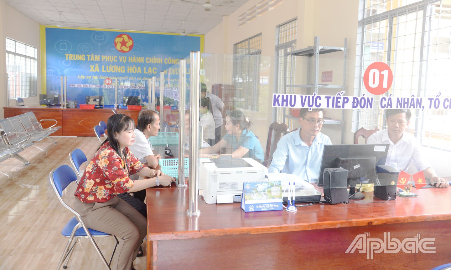 Cán bộ, công chức, viên chức các xã trên địa bàn tỉnh Đồng Tháp tận dụng trang bị các trang  thiết bị ở đơn vị cũ để tiếp tục thực hiện công vụ (trong ảnh: Người dân đến làm các thủ tục  hành chính tại Trung tâm Phục vụ hành chính công xã Lương Hòa Lạc).