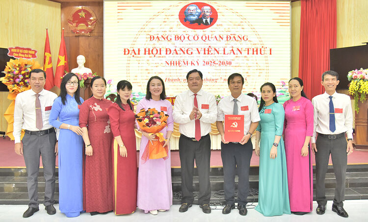 គណៈកម្មាធិការបក្សឃុំចូវថាញ់បានរៀបចំសមាជលើកដំបូងរបស់ខ្លួន។