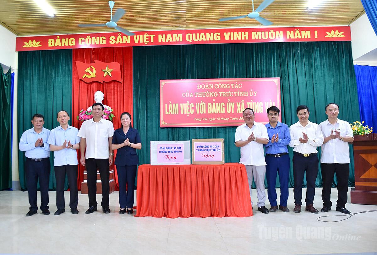 Đông chí Lê Thị Kim Dung, Phó Bí thư Thường trực Tỉnh ủy và Đoàn công tác tặng quà xã Tùng Vài.