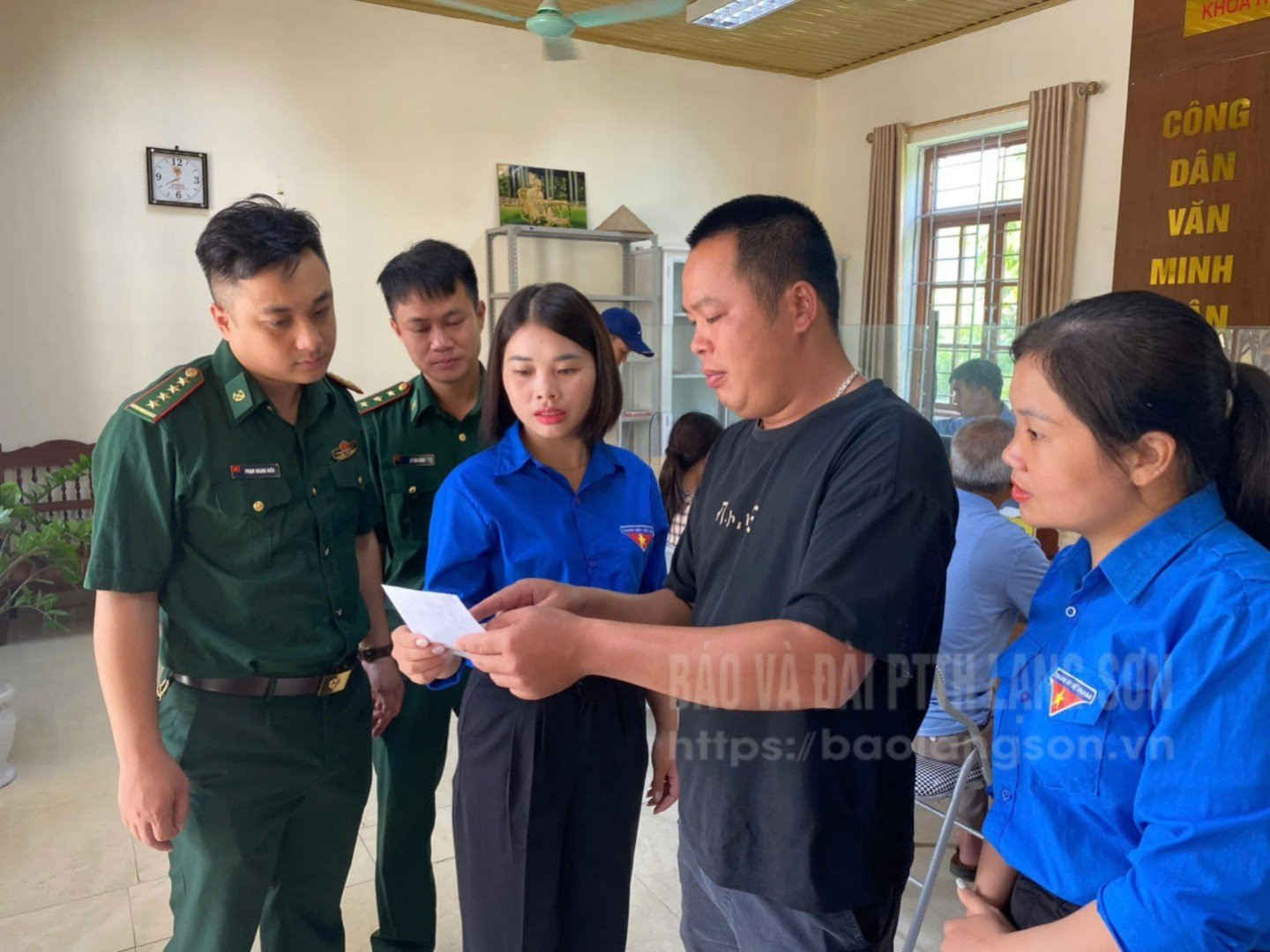Thanh niên xã Quốc Khánh hướng dẫn người dân thực hiện thủ tục hành chính