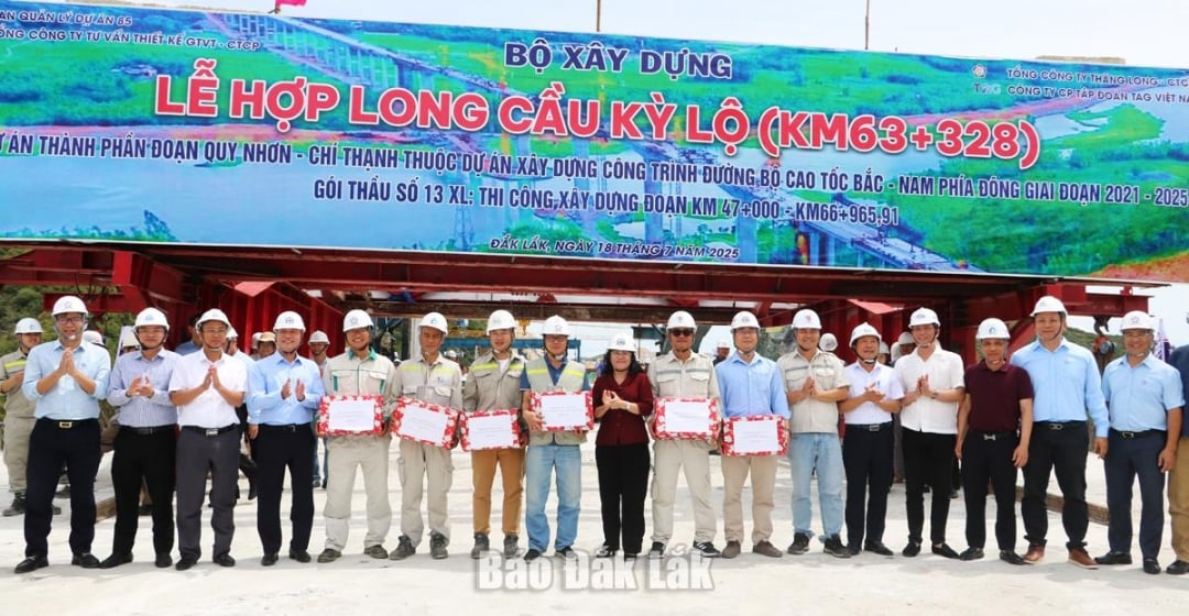 Thứ trưởng Bộ Xây dựng Nguyễn Việt Hùng và Phó Chủ tịch Thường trực UBND tỉnh Hồ Thị Nguyên Thảo tặng quà động viên các đơn vị thi công