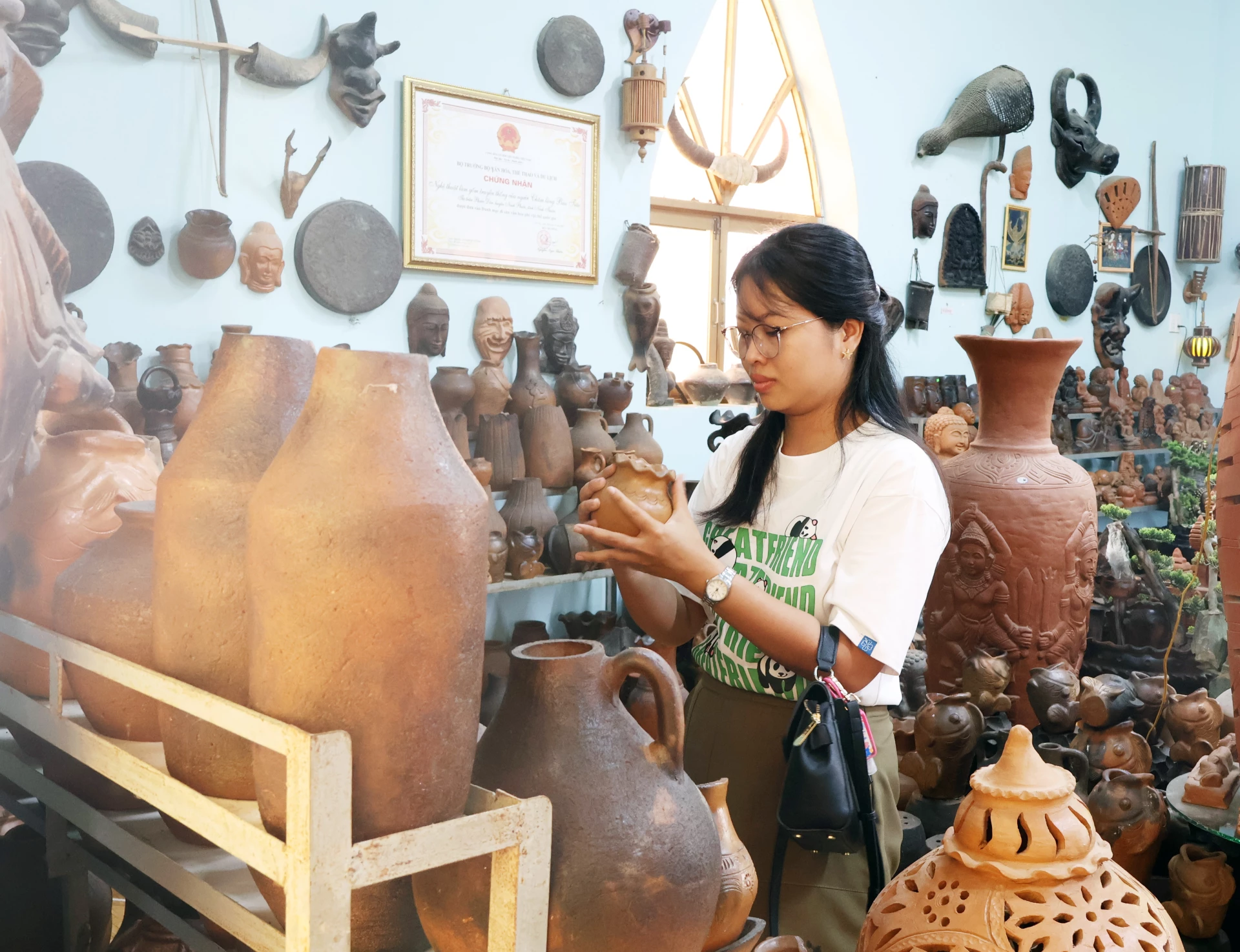 Du khách tham quan, trải nghiệm tại Hợp tác xã Gốm Chăm Bàu Trúc.