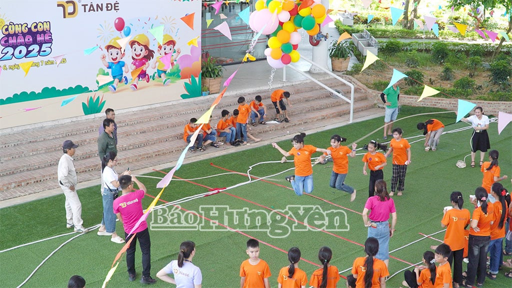Các con của  người lao động tham gia trò chơi nhảy dây rèn luyện sức khỏe.