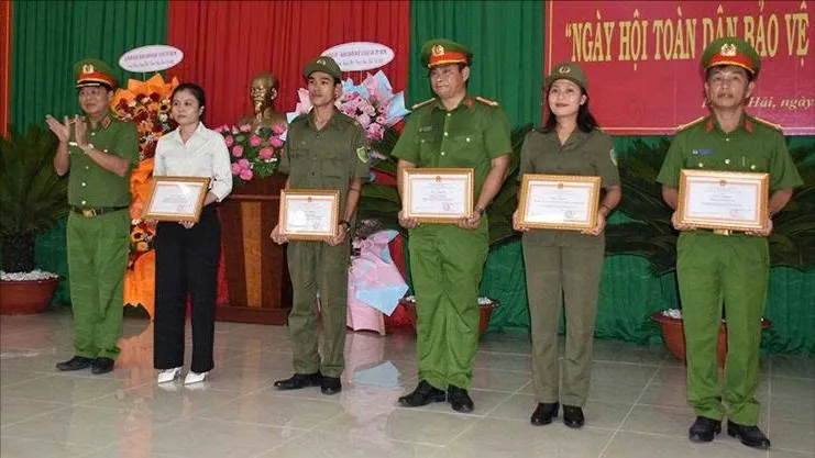 លោកឧត្តមសេនីយ៍ឯក Nguyen Thanh Huong អនុប្រធាននាយកដ្ឋាននគរបាលក្រុងហូជីមិញ បានប្រគល់ប័ណ្ណសរសើរដល់សមូហភាព និងបុគ្គលដែលមានស្នាដៃជាច្រើនក្នុងការកសាងចលនាប្រជាជនទាំងមូលដើម្បីការពារសន្តិសុខជាតិនៅឃុំ Phuoc Hai។