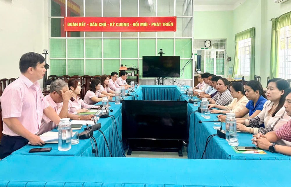 ពិធីចុះហត្ថលេខាលើកិច្ចសន្យាជឿទុកចិត្តរវាងការិយាល័យប្រតិបត្តិការធនាគារគោលនយោបាយសង្គមខេត្តត្រាវិញ និងសមាគម និងសហជីពនៃវួដឡុងឌឹក។