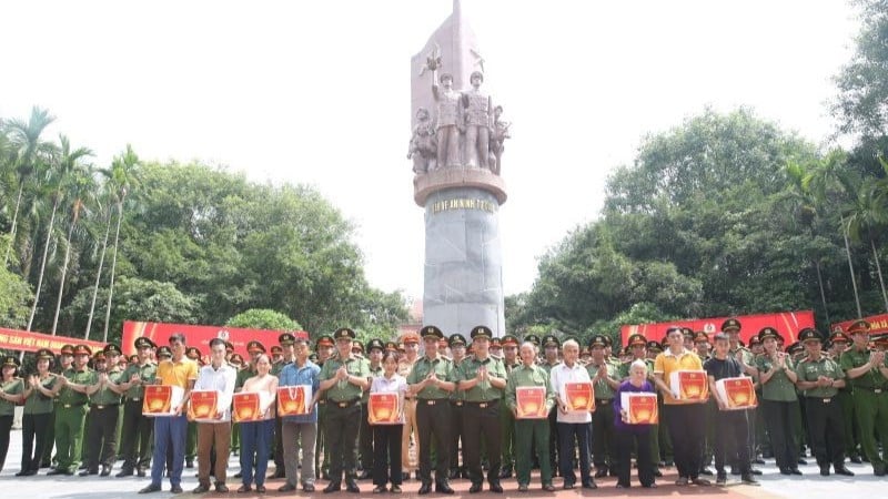 Đoàn Công tác Công an thành phố Hà Nội tặng quà các gia đình chính sách xã Minh Thanh.