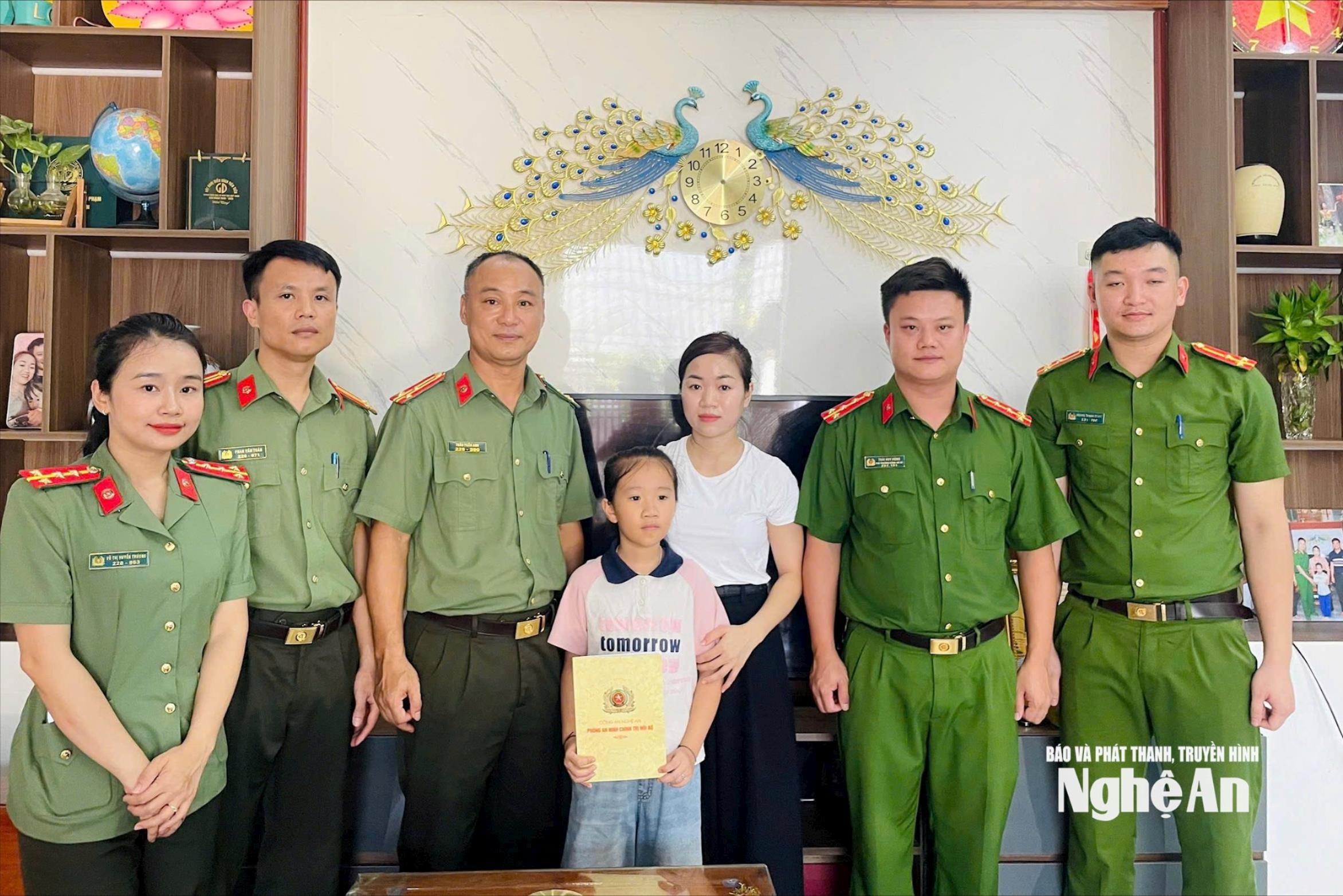 Die Provinzpolizei von Nghe An besuchte die Verwandten des Märtyrers Sam Quoc Nghia und überreichte ihnen Geschenke