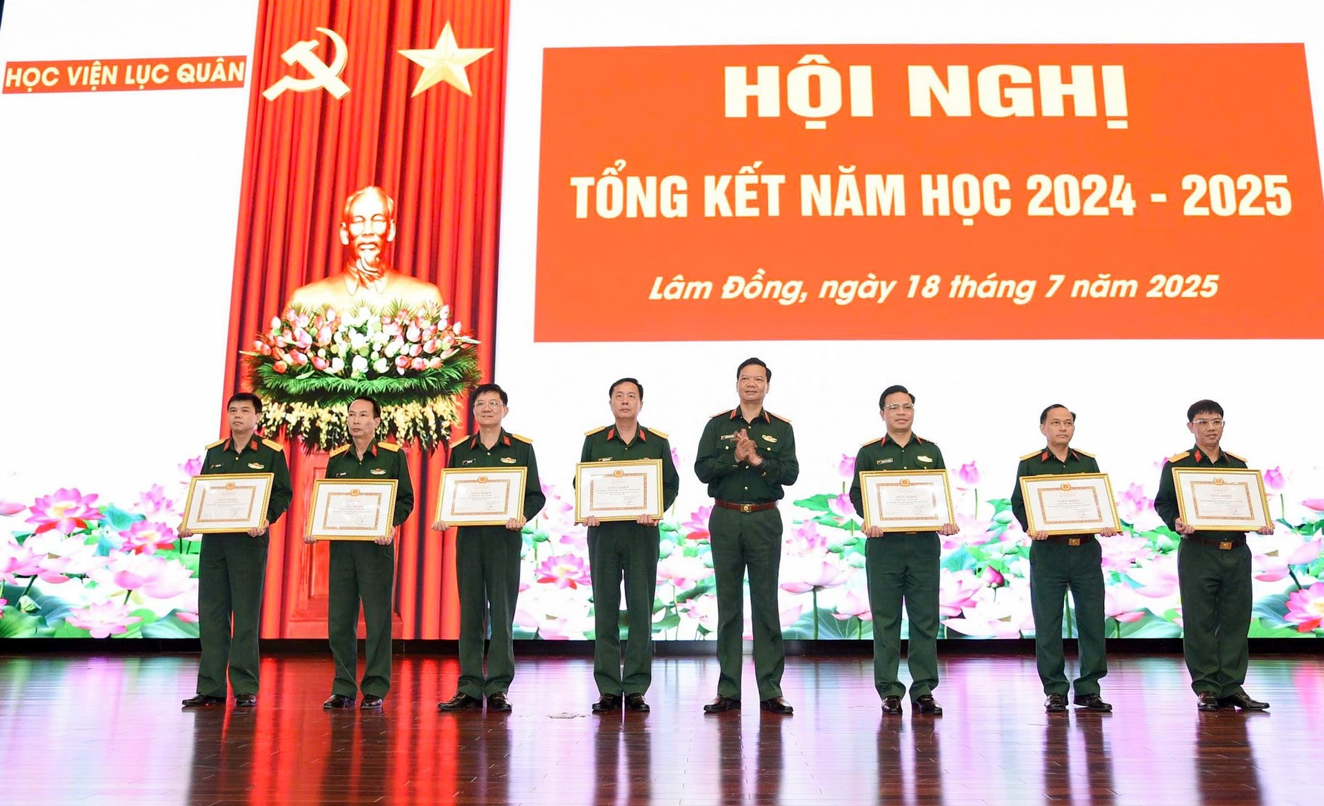 Thiếu tướng Trần Danh Khải, Bí thư Đảng ủy, Chính ủy Học viện trao thưởng cho các tổ chức đảng đạt tiêu chuẩn “Hoàn thành xuất sắc nhiệm vụ” tiêu biểu năm học 2024 - 2025