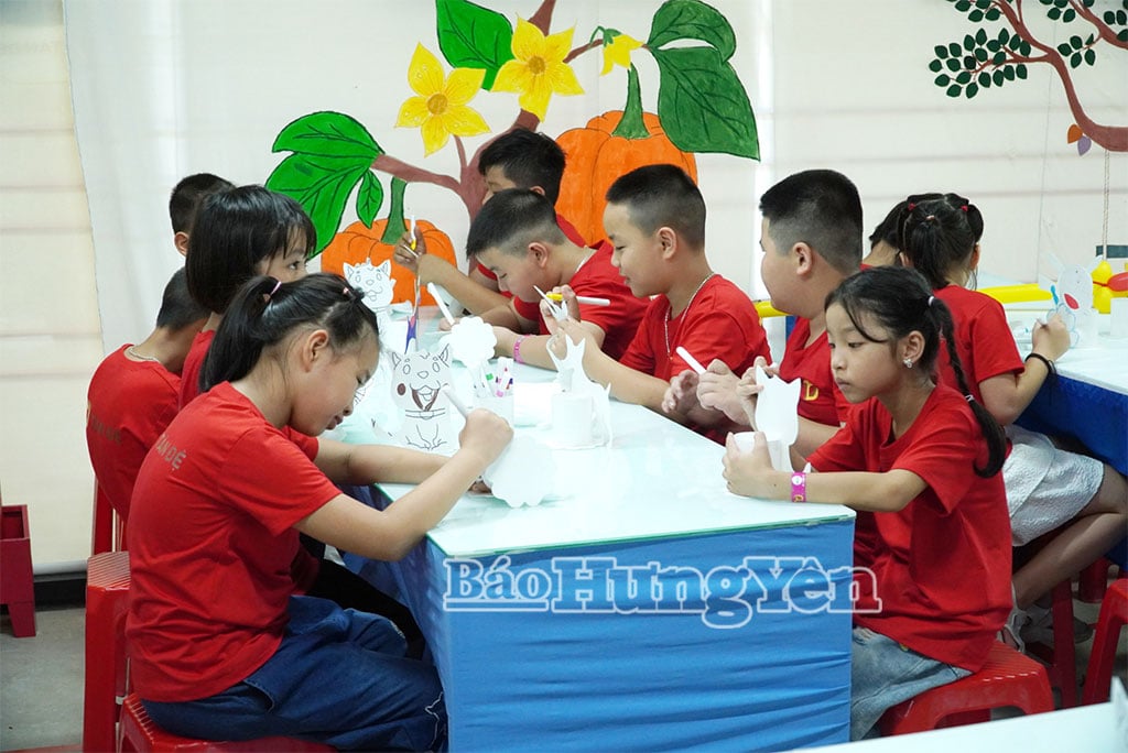 Hoạt động tô màu sáng tạo từ những sản phẩm tái chế thu hút nhiều bạn nhỏ tham gia.