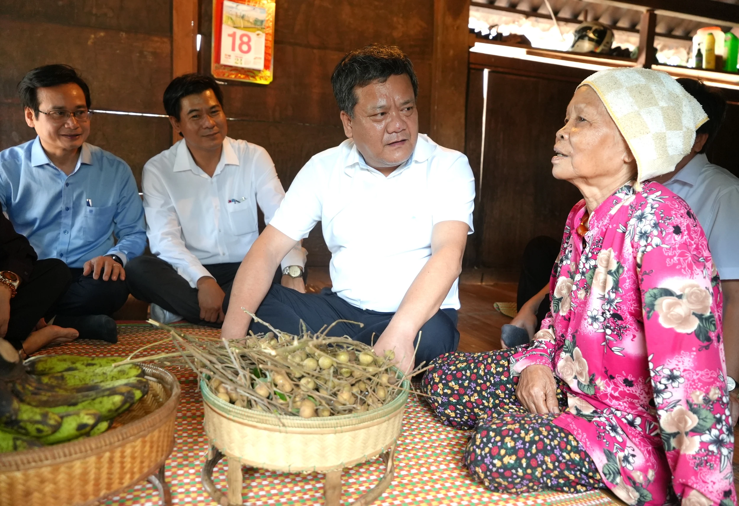 Chủ tịch UBND tỉnh thăm, tặng quà gia đình chính sách, người có công