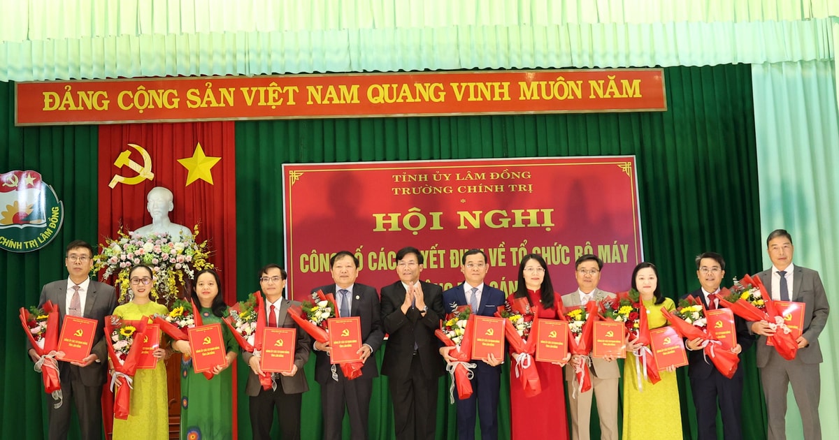 Trường Chính trị tỉnh Lâm Đồng công bố các quyết định về tổ chức bộ máy và công tác cán bộ